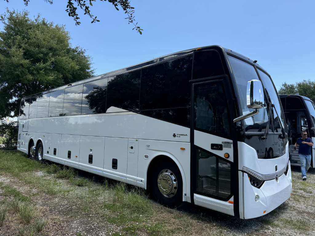What Is the Difference Between a Coach Bus & a Charter Bus?